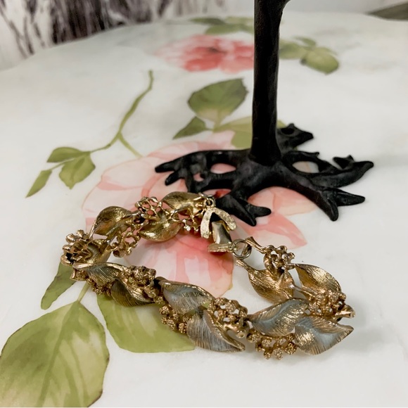 VINTAGE LEAF AND BERRY CLUSTER BRACELET IN GOLD TONE - Picture 9 of 16